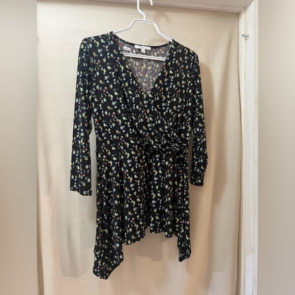 ⚫️ BOGO Chaus New York floral women’s long top size medium - Picture 1 of 8